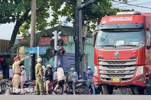 Nguy cơ tai nạn giao thông khi xe chuyển hướng thiếu an toàn
