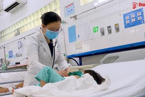 Bé gái 2 tuổi bị thủng ruột và dạ dày vì nuốt 27 viên nam châm