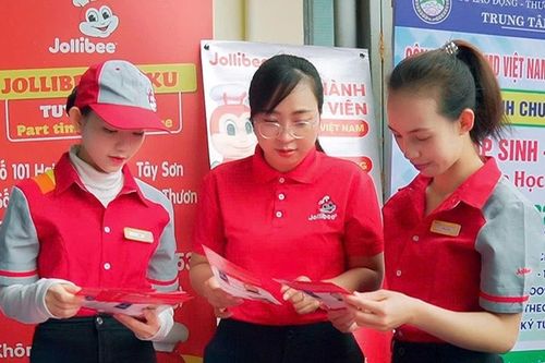 Hàng quán dịch vụ thiếu hụt nhân viên sau Tết