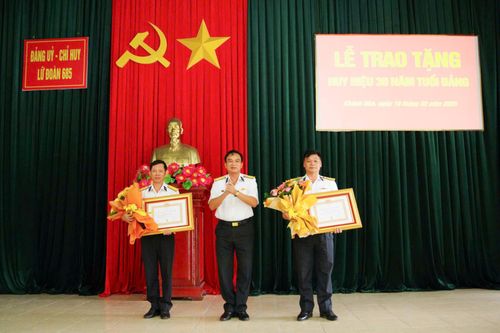 Lữ đoàn 685 tổ chức lễ trao Huy hiệu 30 năm tuổi Đảng