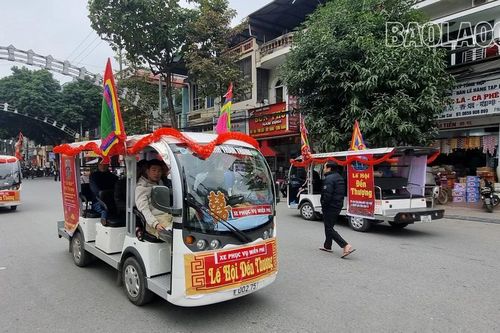 Xe điện '0 đồng' đưa khách du xuân tại Lễ hội đền Thượng