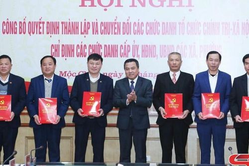 Công bố quyết định thành lập và chuyển đổi các chức danh tổ chức chính trị - xã hội thị xã Mộc Châu