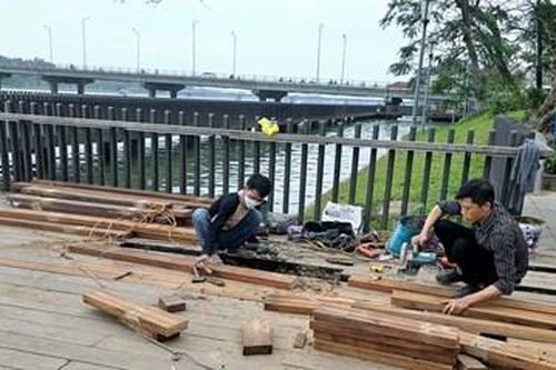Khẩn trương thay thế gần 60 thanh gỗ ở cầu đi bộ gỗ lim