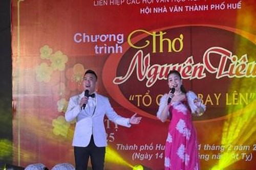 Thưởng thơ cùng văn nghệ sĩ Cố đô