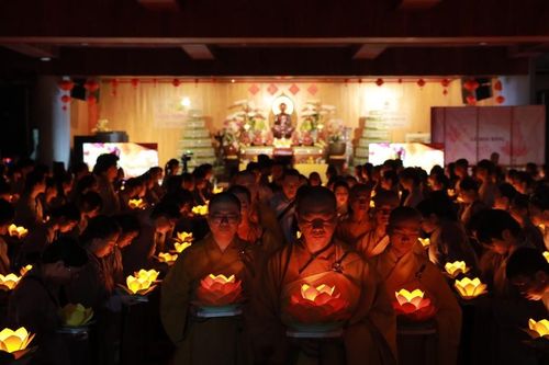 Lễ hoa đăng Nguyện quốc thái dân an và quy y Tam bảo tại chùa Diệu Pháp (Q.Bình Thạnh)