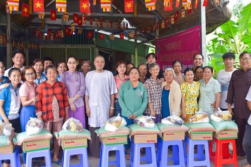 Hơn 100 phần quà được trao đến người dân khó khăn tại Diên Hương tự (H.Nhà Bè, TP.HCM)