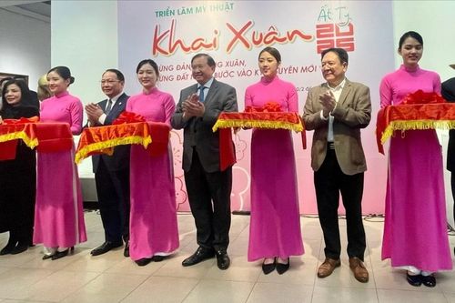 'Khai Xuân' với 58 tác phẩm tranh, tượng về mùa xuân