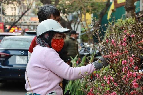 Người cần mẫn 'níu giữ' không khí Tết cho Hà Nội