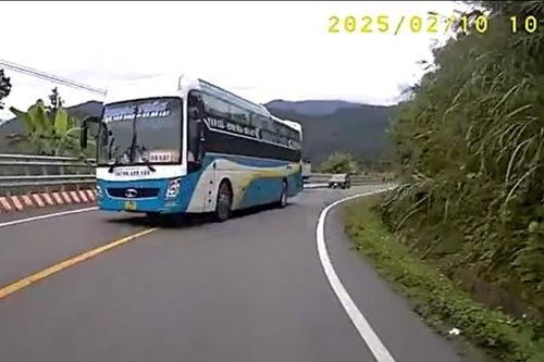 Làm rõ hai vụ xe khách vượt ẩu ở đèo Khánh Lê trên quốc lộ 27C