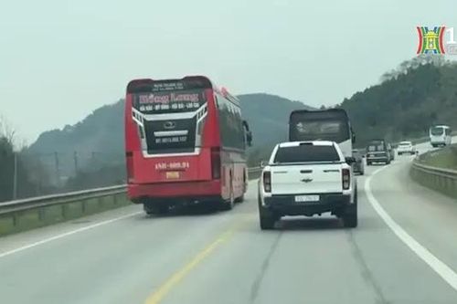Xe khách vượt ẩu gây nguy hiểm nghiêm trọng