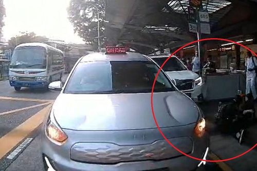 Clip: Đứng chờ taxi, cậu bé 6 tuổi cùng 2 người khác bị nữ tài xế ô tô tông trực diện