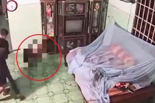 Đang ngủ bị một nhóm 5 người xông vào nhà tấn công