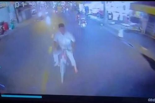 Xác minh vụ người đi xe đạp chặn đầu ôtô, bỏ lại xe rồi vào lề đường