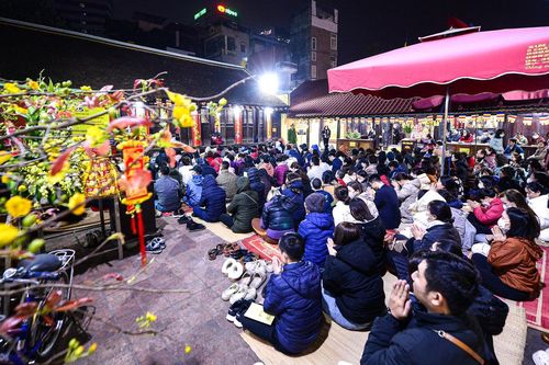 Người Hà Nội đổ về chùa Phúc Khánh cầu an trước ngày Rằm tháng Giêng