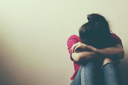 Đi giao hàng, tôi sốc nặng khi thấy bức ảnh gia đình trên tường nhà của khách