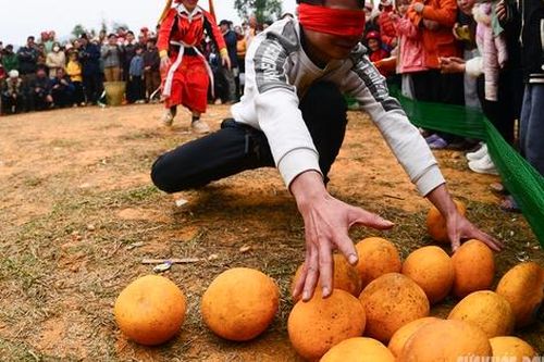 Lên Tuyên Quang xem bà con vùng cao chơi trò bịt mắt vồ bưởi