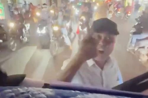 Người đàn ông đi xe đạp chặn, đập đầu xe buýt gây náo loạn ở TPHCM