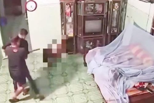 Truy tìm nhóm người dùng hung khí chém gục nam thanh niên đang ngủ trong nhà