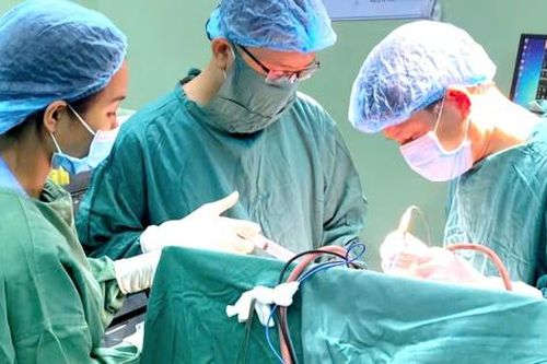 Cứu sống bệnh nhi chấn thương sọ não nặng do ngã cầu thang