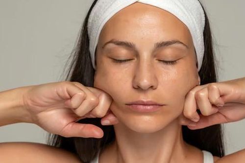 7 bước massage mặt trước khi đi ngủ giúp da khỏe đẹp