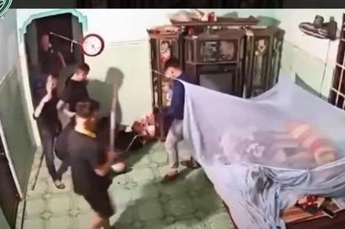 Đang ngủ trong nhà, nam thanh niên bất ngờ bị 5 tên côn đồ lao vào chém, đánh đến bất tỉnh