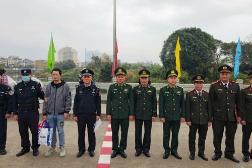 Bàn giao đối tượng người nước ngoài xuất nhập cảnh trái phép