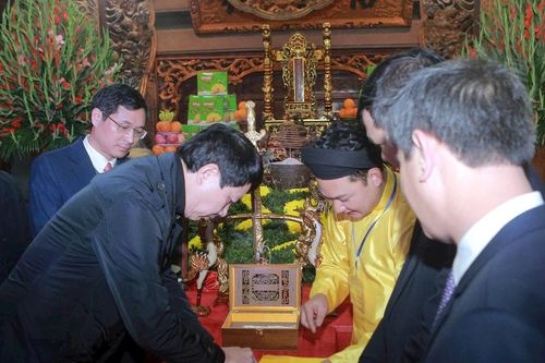 Thanh Hóa: Người dân xếp hàng xin ấn đền Trần
