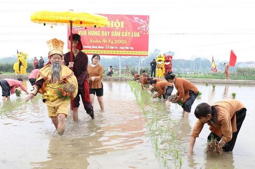 Phú Thọ: Tái hiện hình ảnh Vua Hùng dạy dân cấy lúa