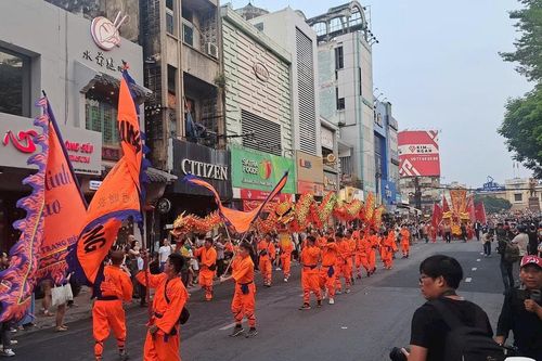 TPHCM: Hàng ngàn người dân xuống đường hòa vào Lễ hội Tết Nguyên tiêu 2025