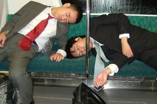 Công ty ở Nhật cho nhân viên uống rượu trong giờ làm để 'hút nhân tài'
