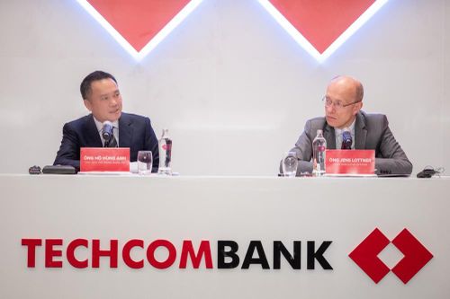 Techcombank: Nhân viên thu nhập gần 50 triệu/tháng, lương sếp hơn 2 tỷ