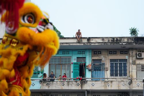 Trèo lên mái nhà xem Lễ hội Tết Nguyên tiêu tại TP.HCM