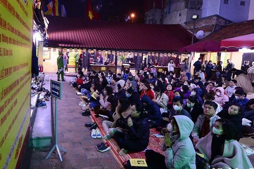 Hà Nội: Hàng trăm phật tử tới cầu an đầu năm tại chùa Phúc Khánh