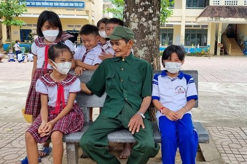 Chuyện ông Mong hiến đất