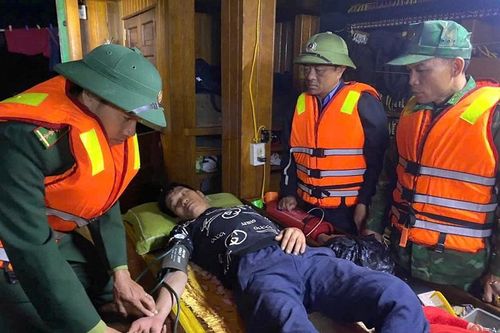 Hà Tĩnh: cứu hộ thành công 6 ngư dân gặp nạn trên biển