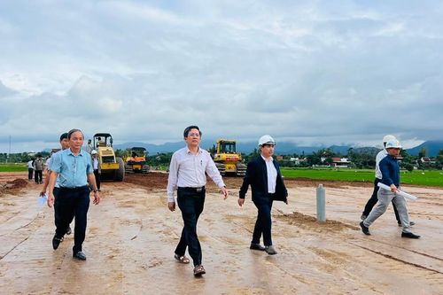 Lãnh đạo Quảng Nam đi bộ, băng ruộng vận động giải phóng mặt bằng
