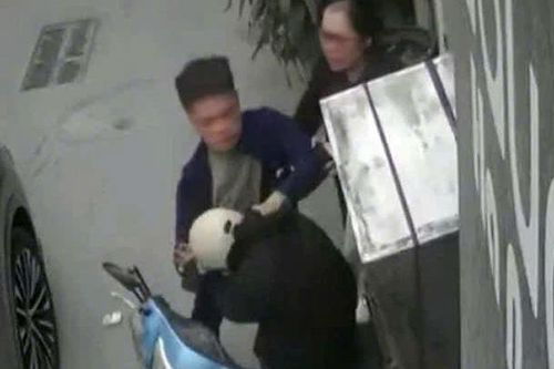 Khởi tố vụ án hình sự, tạm giữ đối tượng đánh 'shipper' ở quận Tây Hồ (Hà Nội)