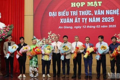 An Giang họp mặt đại biểu trí thức văn nghệ sĩ