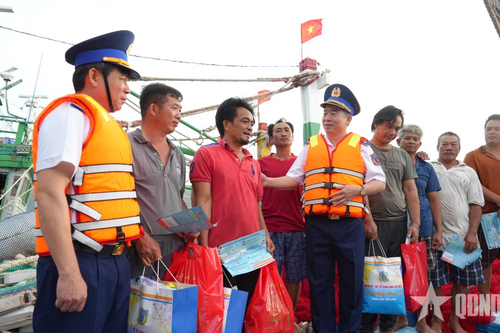Tô thắm hình ảnh 'Bộ đội Cụ Hồ - Người chiến sĩ Cảnh sát biển'