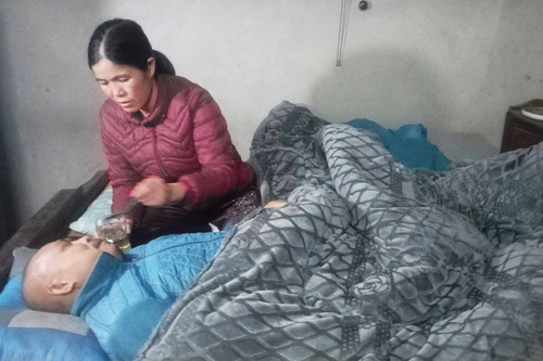 Nghĩa tình đồng đội: Cựu quân nhân bị ung thư, con gái có nguy cơ bỏ học