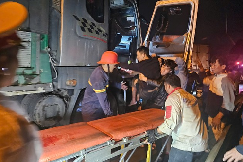 Bình Định: Phá cửa xe, cứu người bị nạn trong vụ tai nạn liên hoàn