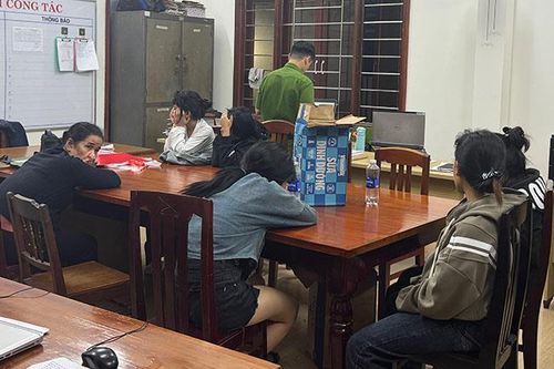 Khởi tố 2 'tú bà' và khách 'làng chơi'