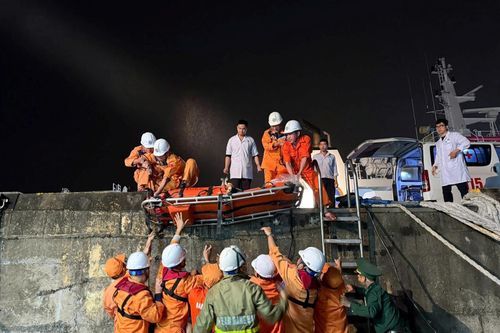 Đưa ngư dân hôn mê trên biển về Đà Nẵng cứu chữa