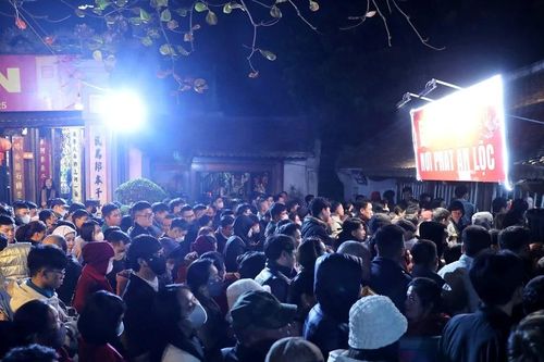 Nam Định: Người dân xếp hàng từ sáng sớm xin ấn Đền Trần