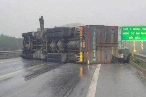 Xe tải bị lật chắn ngang đường cao tốc Cam Lộ - La Sơn