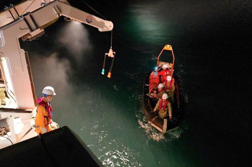 Cứu nạn ngư dân bị đứt lìa bàn chân khi đánh bắt trên biển