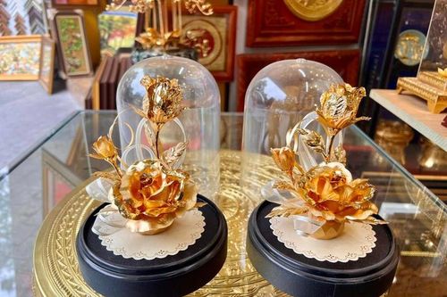 Hoa hồng mạ vàng 'ngóng khách' dịp Valentine 2025