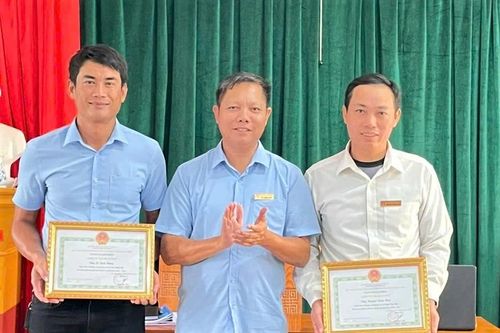 Người thầy hơn 20 năm gắn bó với miệt biển nghèo khó