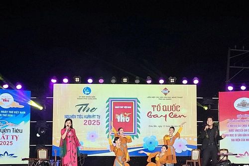 Đêm thơ Nguyên Tiêu bên ngã ba sông Châu Đốc