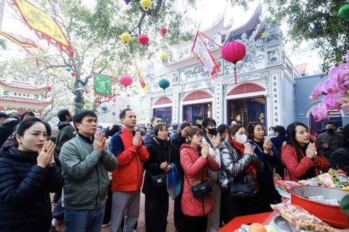 Hàng nghìn người về Phủ Tây Hồ cầu tài lộc trong ngày Rằm tháng Giêng